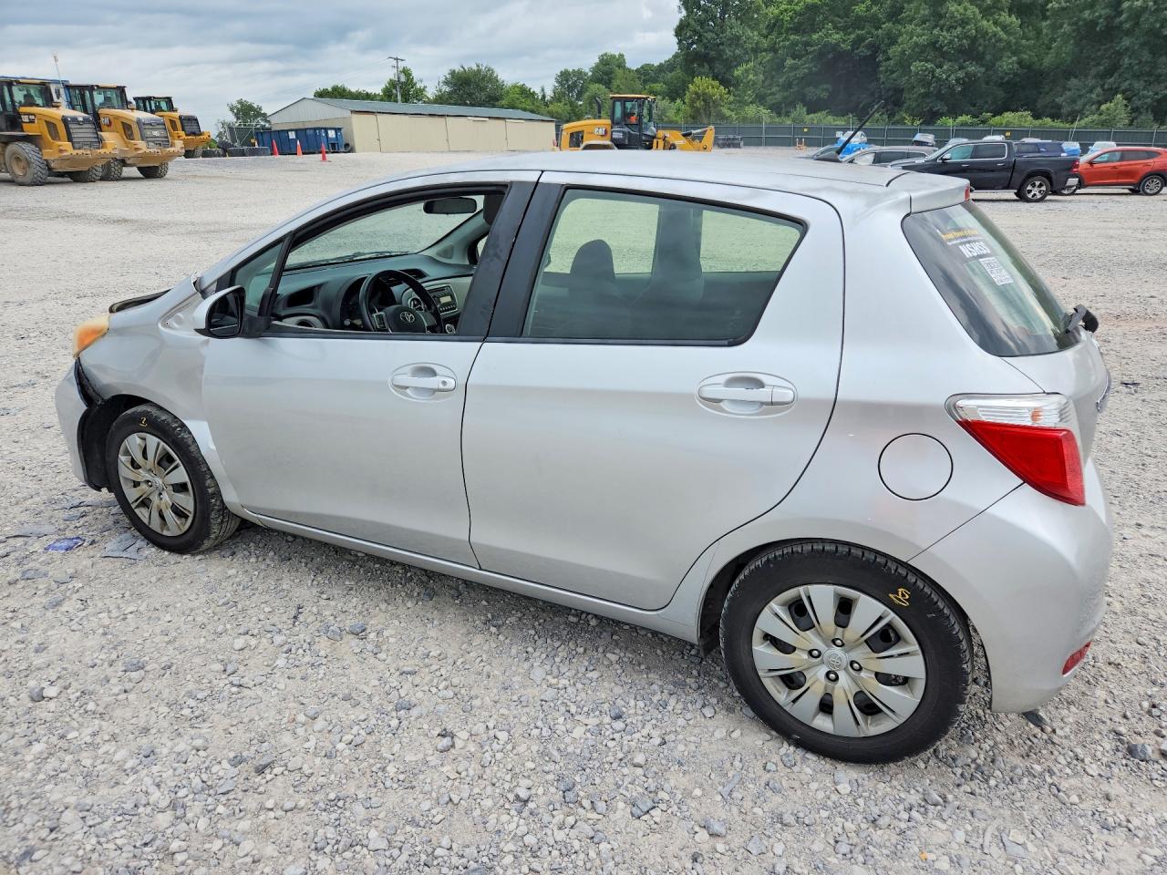 2012 Toyota Yaris 5-door Le Silver vin: JTDKTUD32CD517437