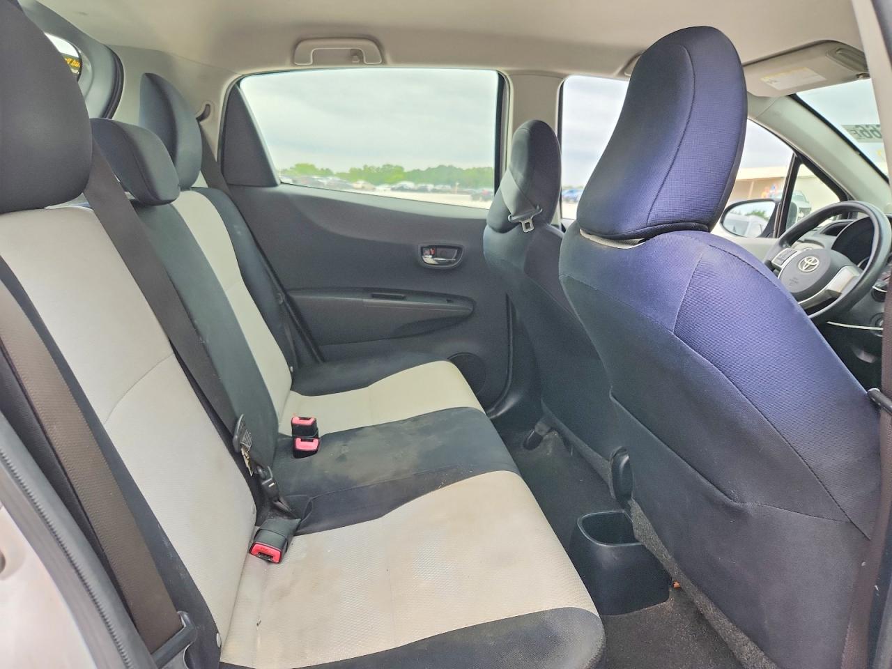 2012 Toyota Yaris 5-door Le Silver vin: JTDKTUD32CD517437