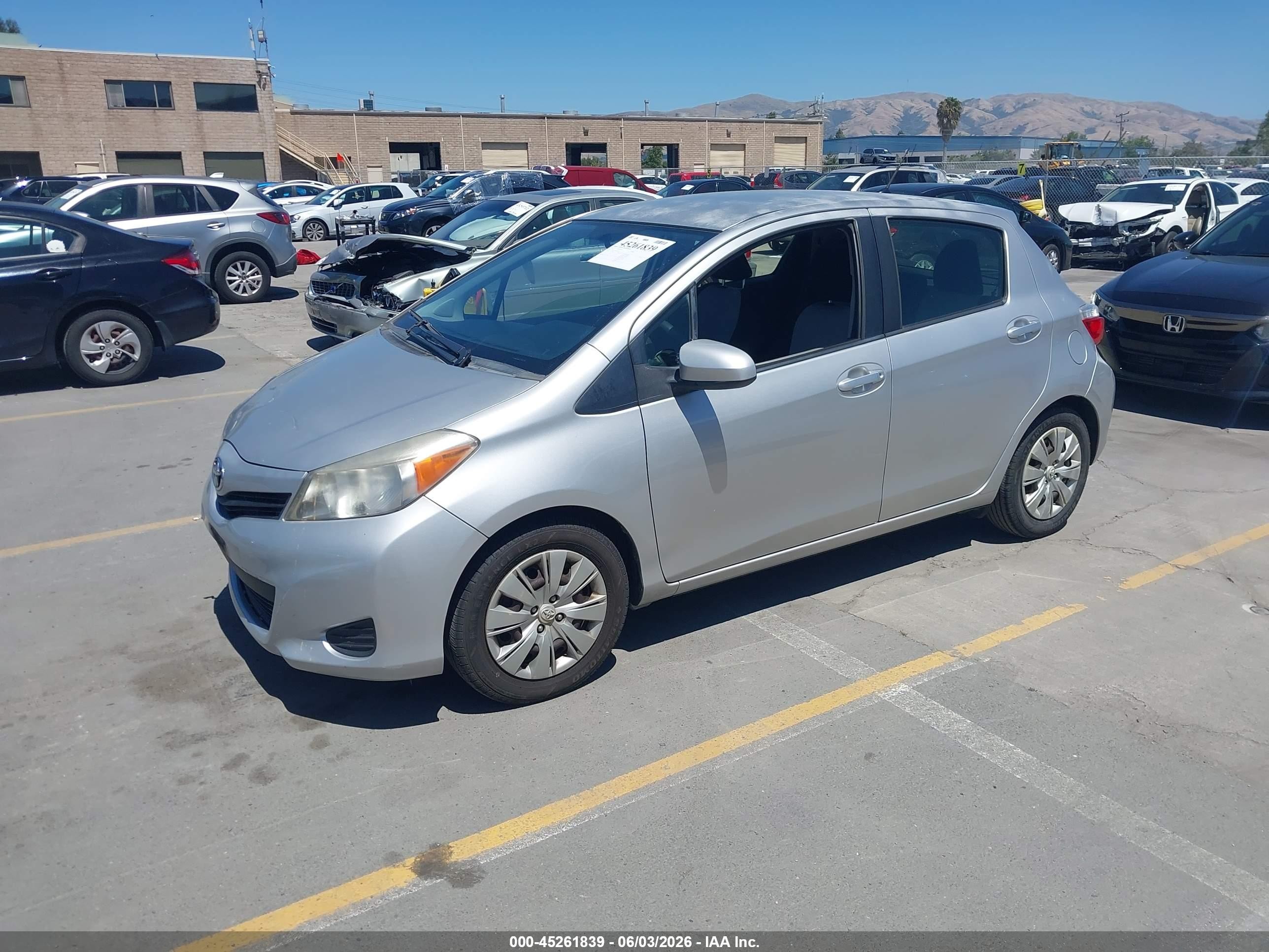 2012 Toyota Yaris Le Gray vin: JTDKTUD32CD526137