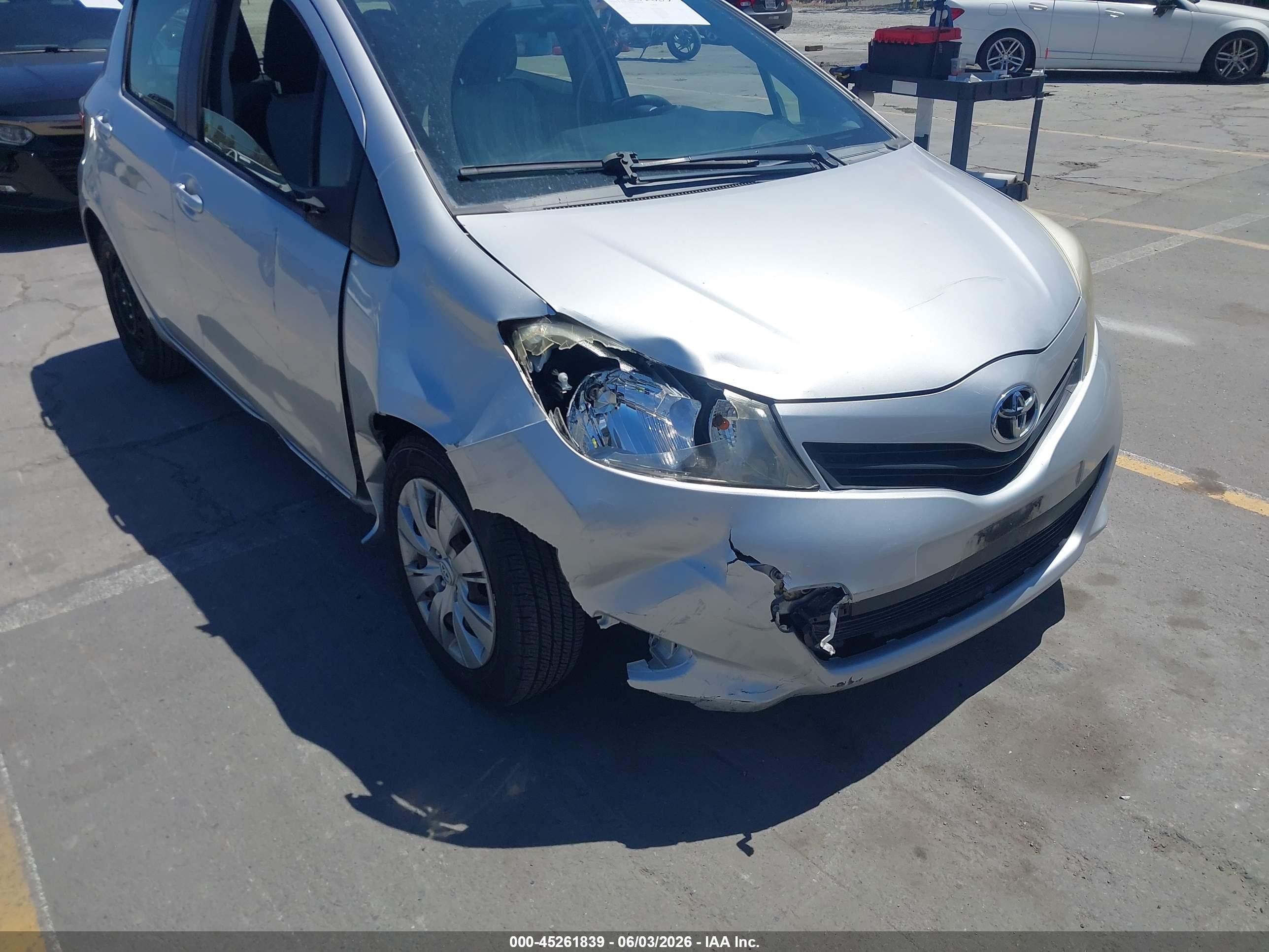 2012 Toyota Yaris Le Gray vin: JTDKTUD32CD526137