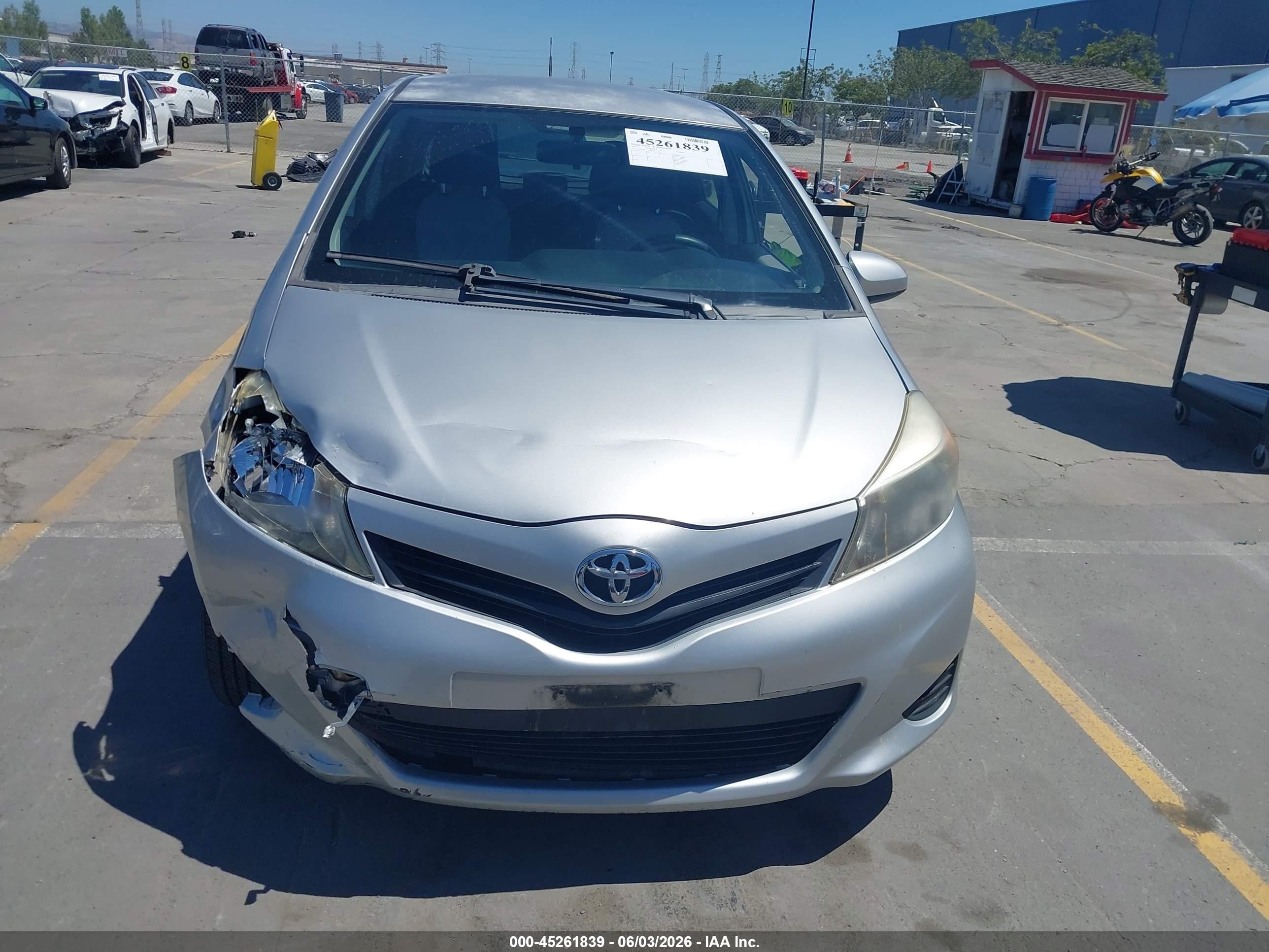 2012 Toyota Yaris Le Gray vin: JTDKTUD32CD526137