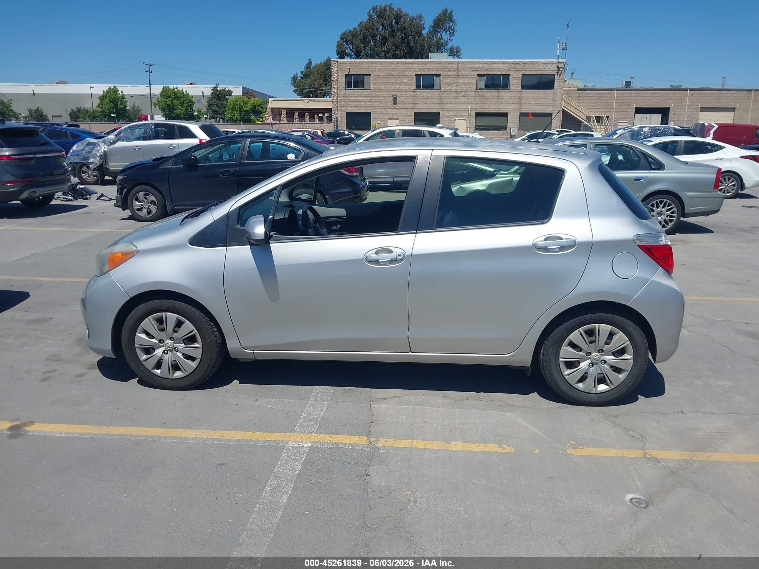 2012 Toyota Yaris Le Gray vin: JTDKTUD32CD526137