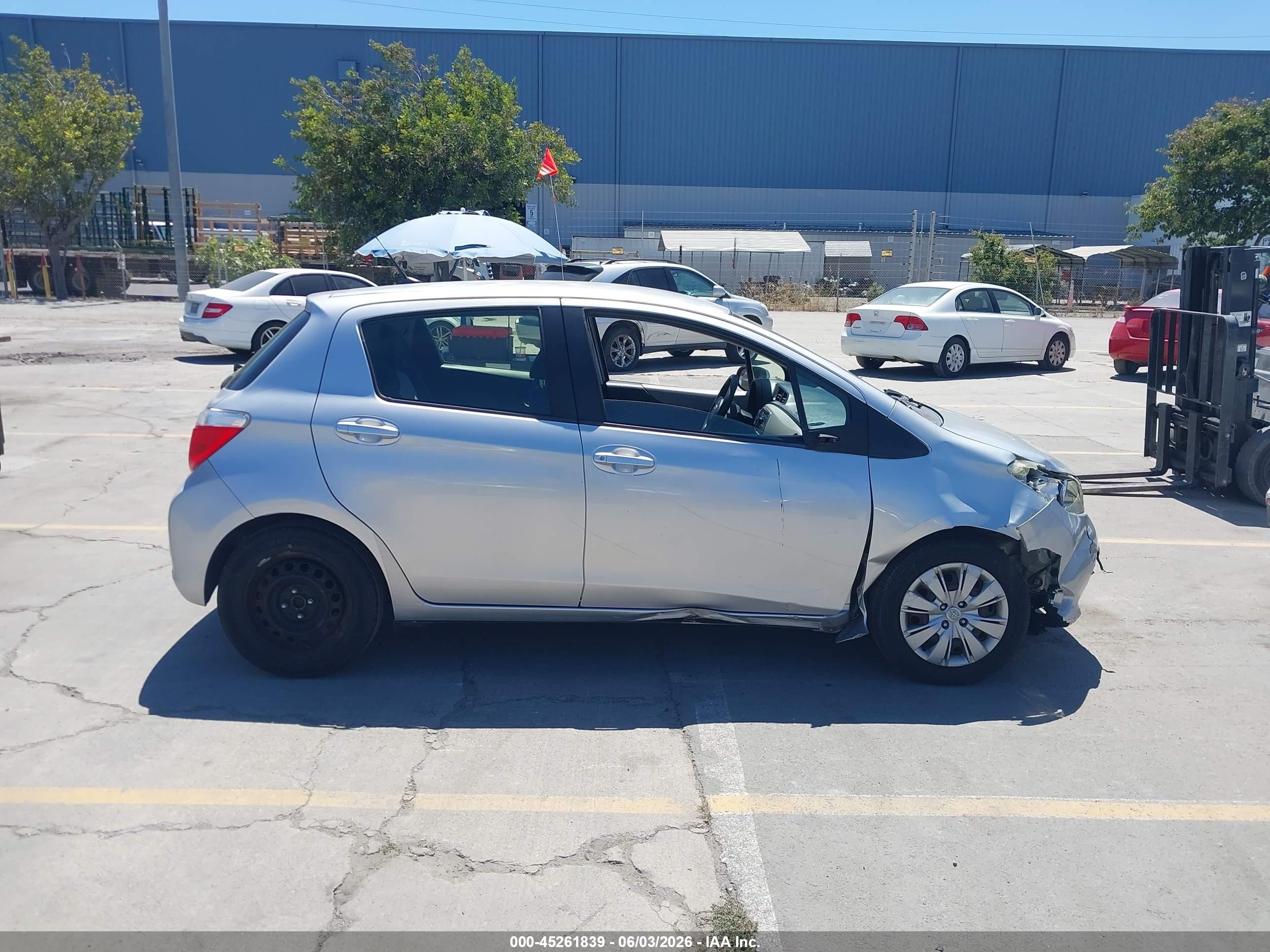 2012 Toyota Yaris Le Gray vin: JTDKTUD32CD526137
