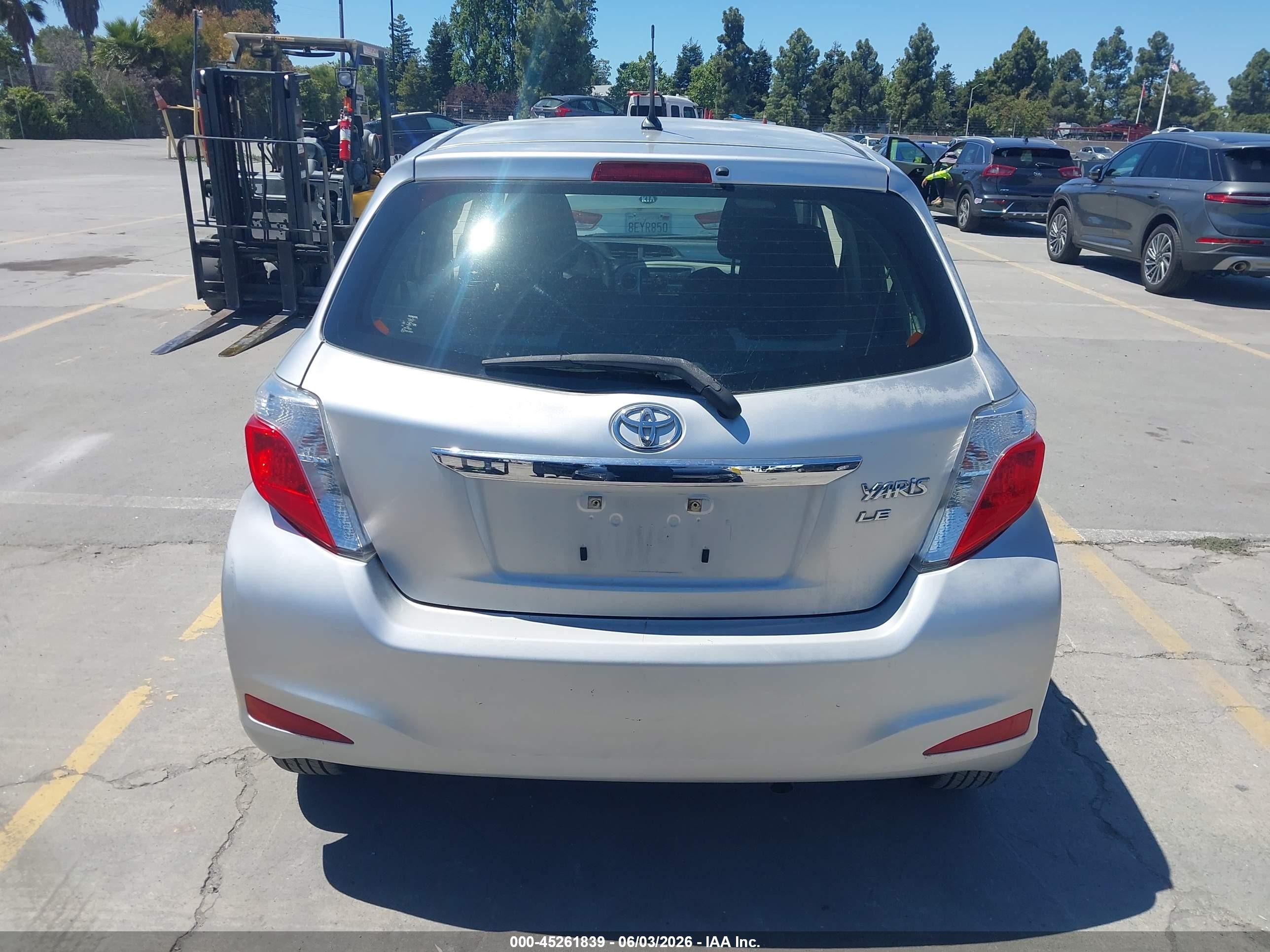 2012 Toyota Yaris Le Gray vin: JTDKTUD32CD526137