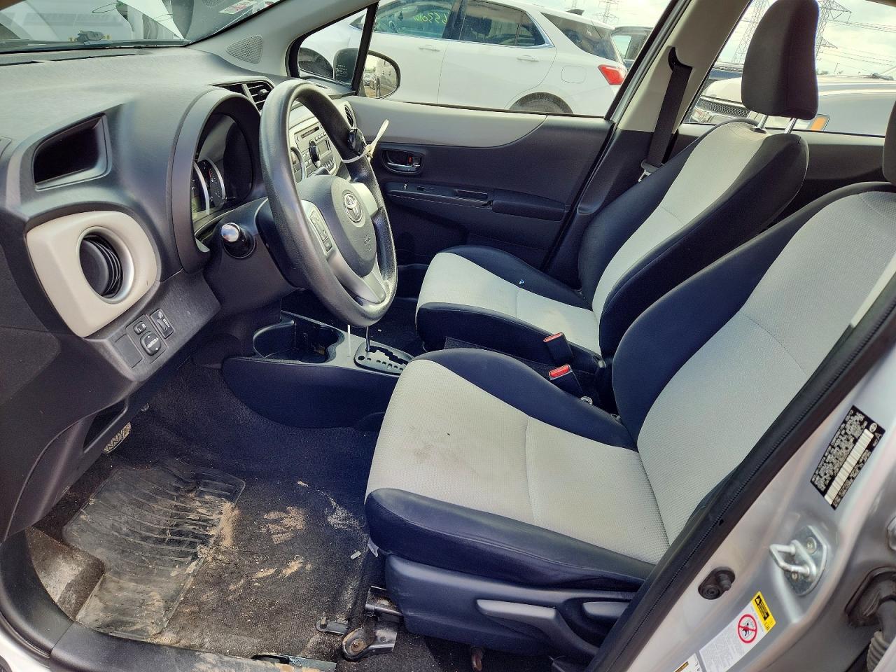 2012 Toyota Yaris 5-door Le Silver vin: JTDKTUD32CD526882