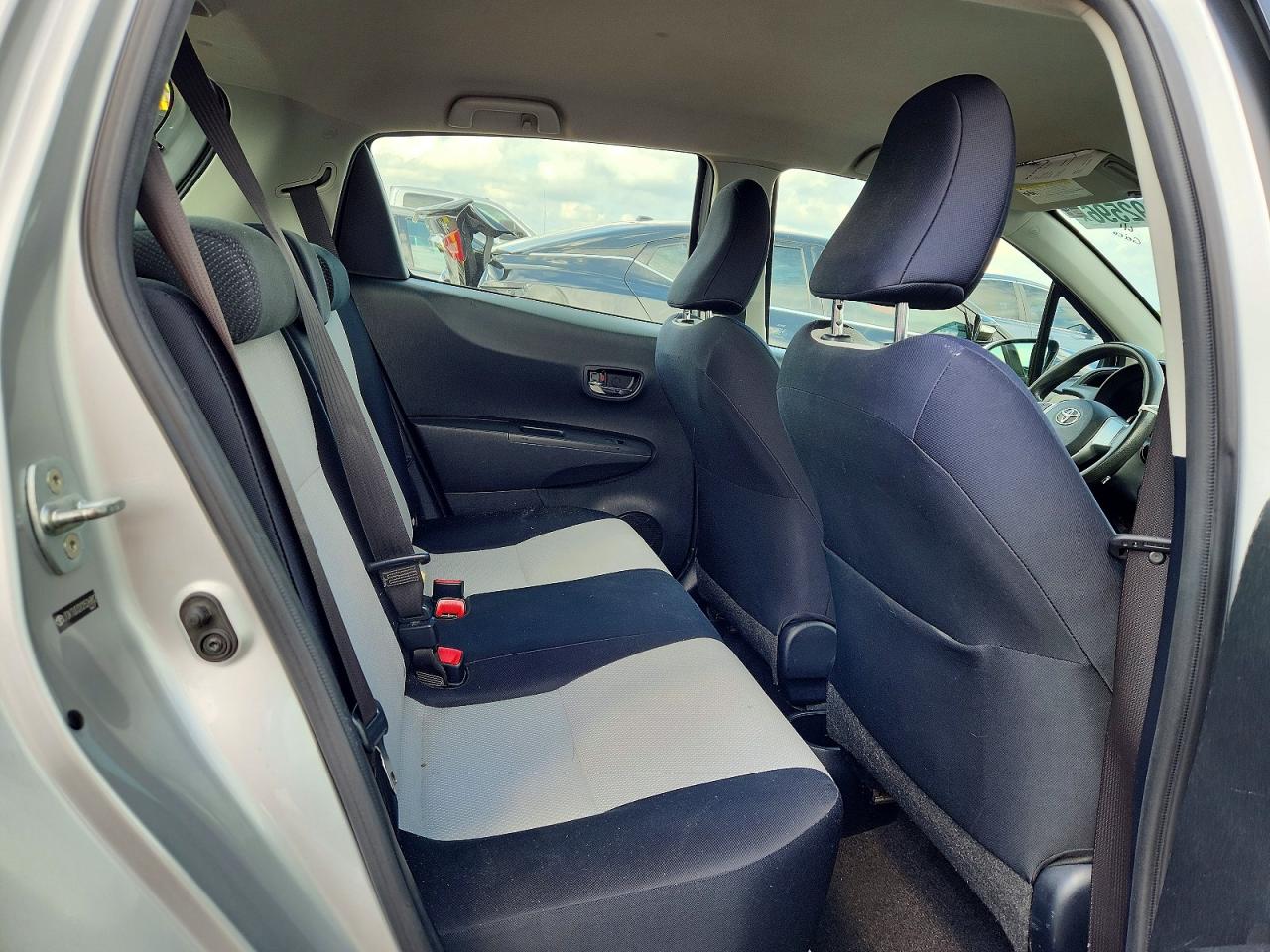2012 Toyota Yaris 5-door Le Silver vin: JTDKTUD32CD526882