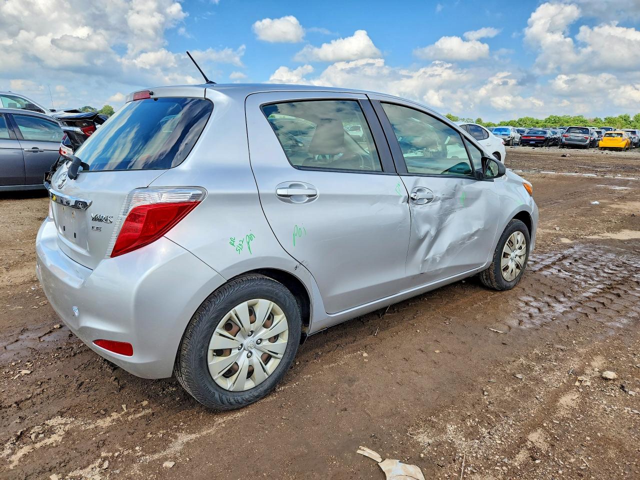 2012 Toyota Yaris 5-door Le Silver vin: JTDKTUD32CD526882