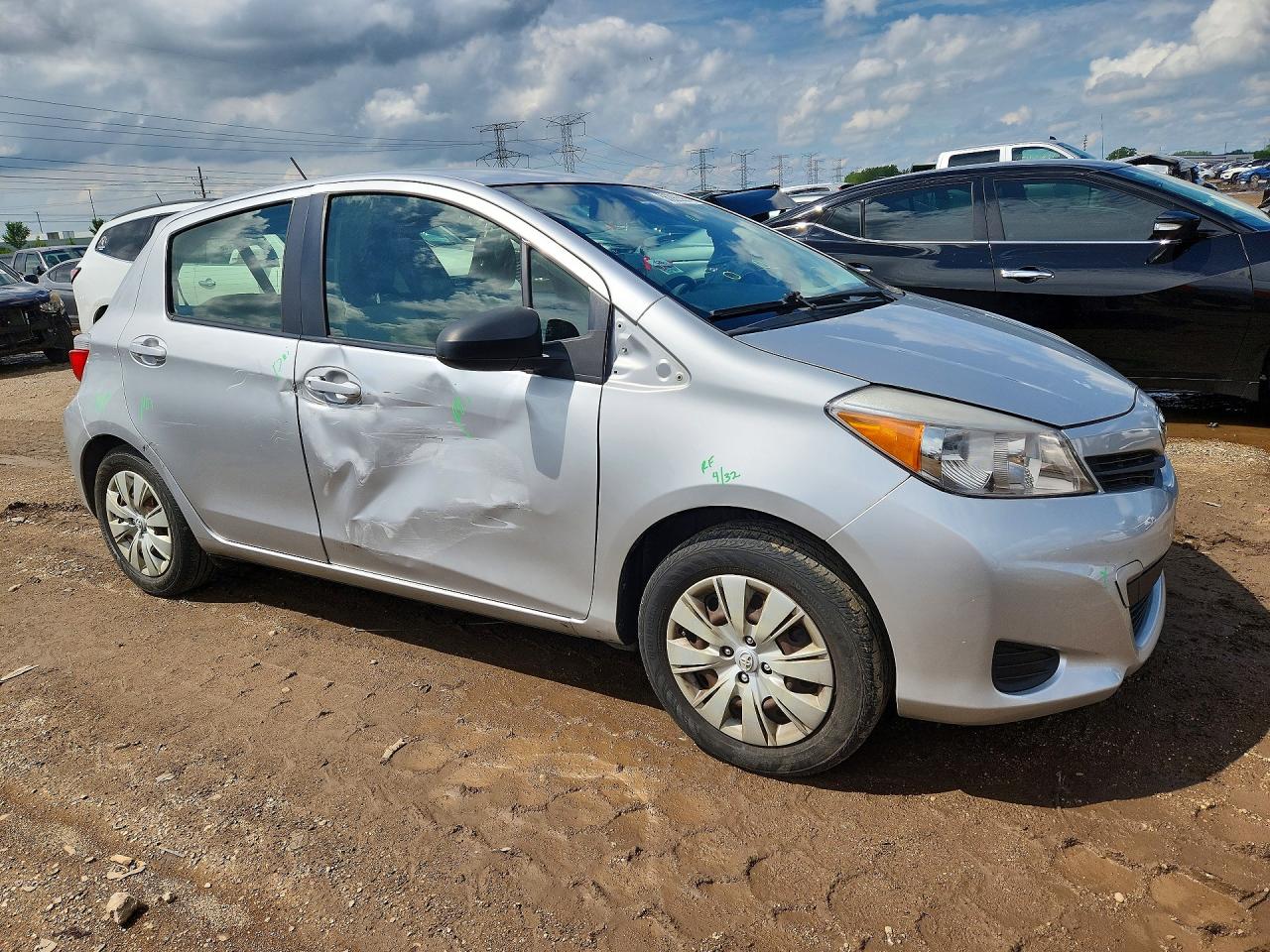 2012 Toyota Yaris 5-door Le Silver vin: JTDKTUD32CD526882