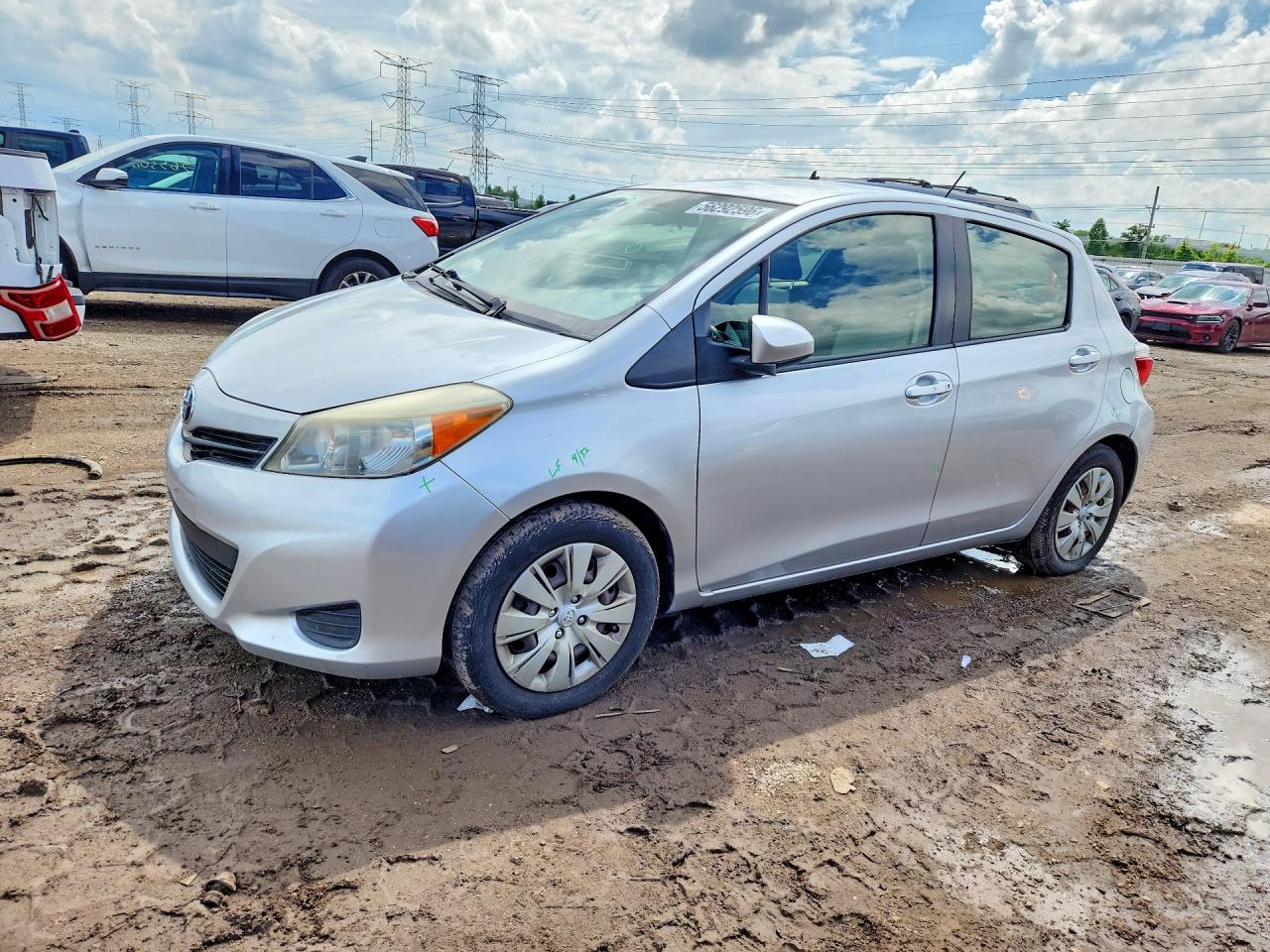 2012 Toyota Yaris 5-door Le Серебряный vin: JTDKTUD32CD526882