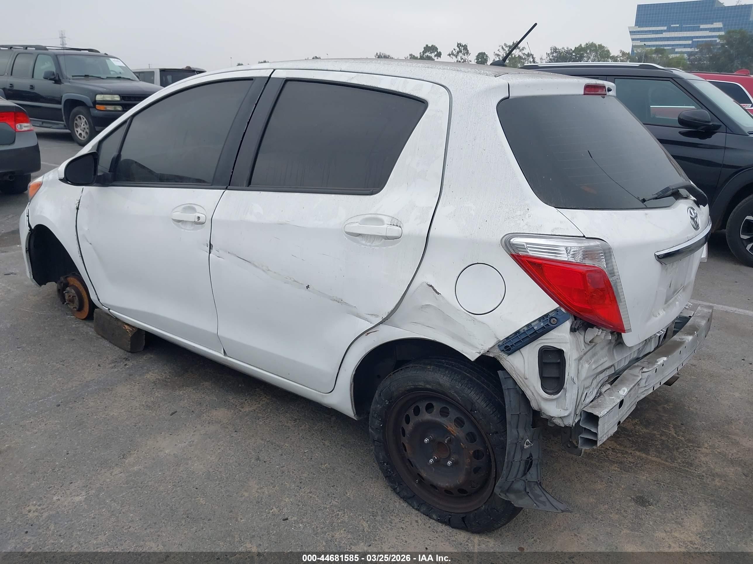 2013 Toyota Yaris Le White vin: JTDKTUD32DD544543