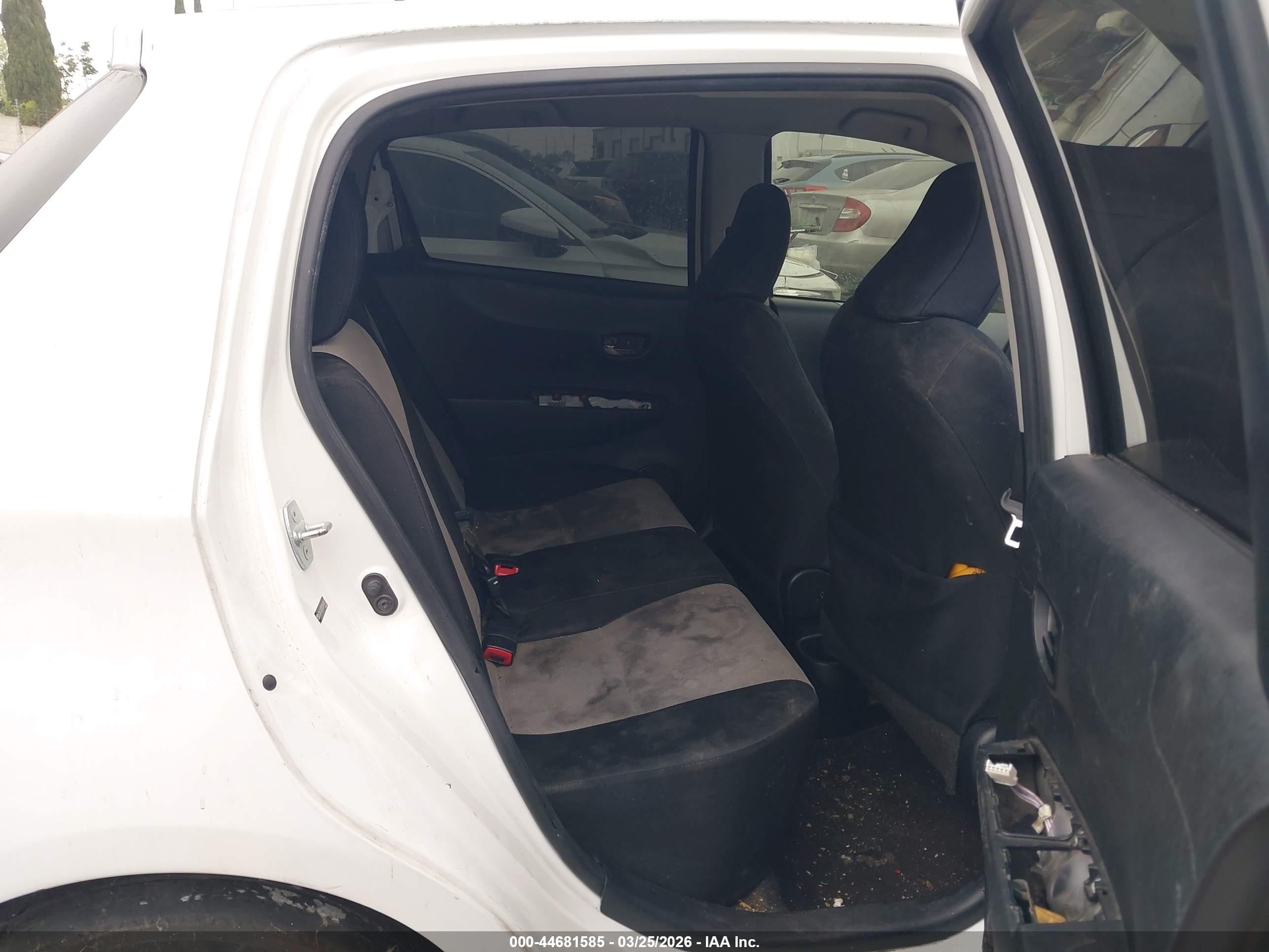 2013 Toyota Yaris Le White vin: JTDKTUD32DD544543