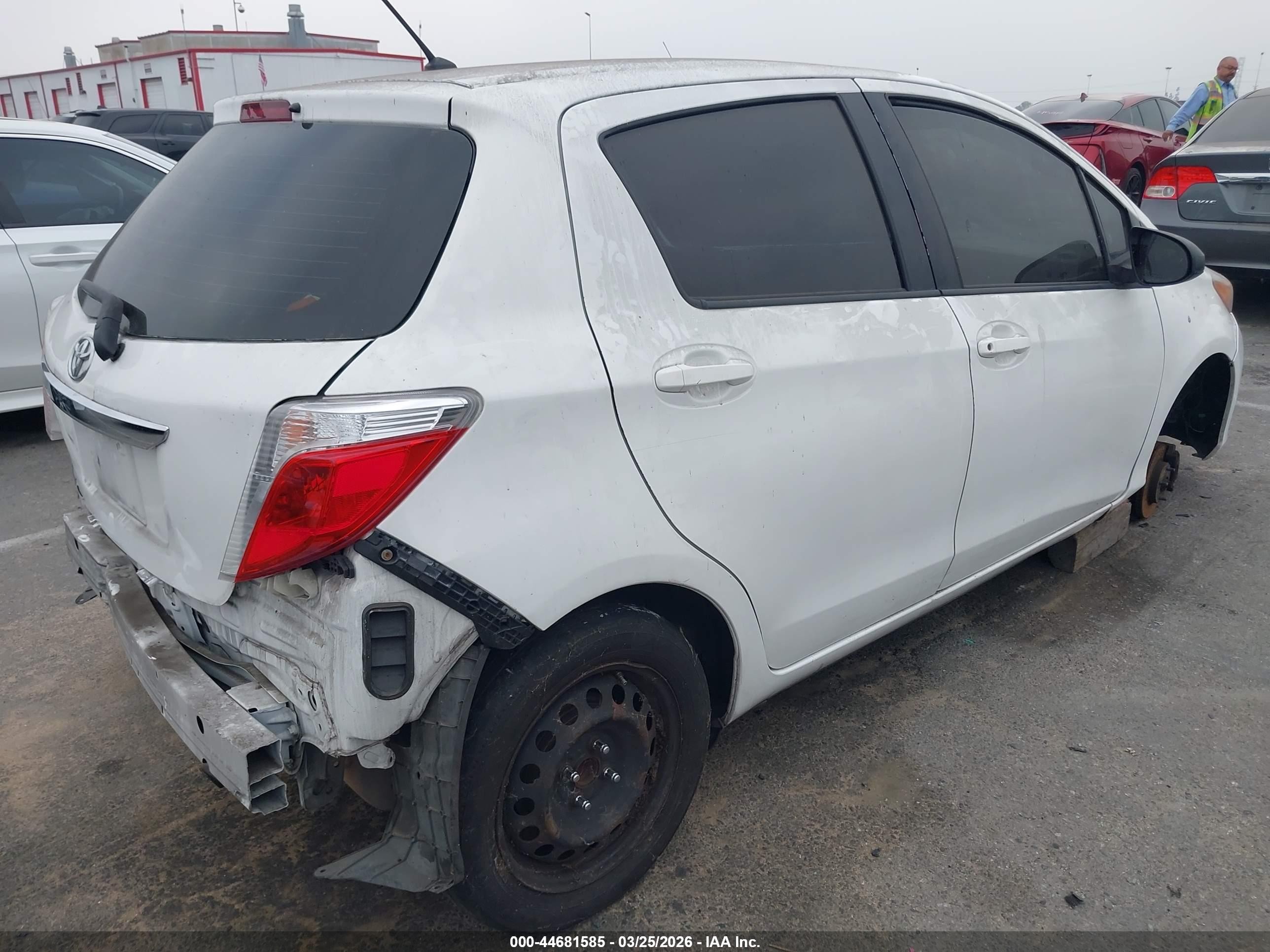 2013 Toyota Yaris Le White vin: JTDKTUD32DD544543