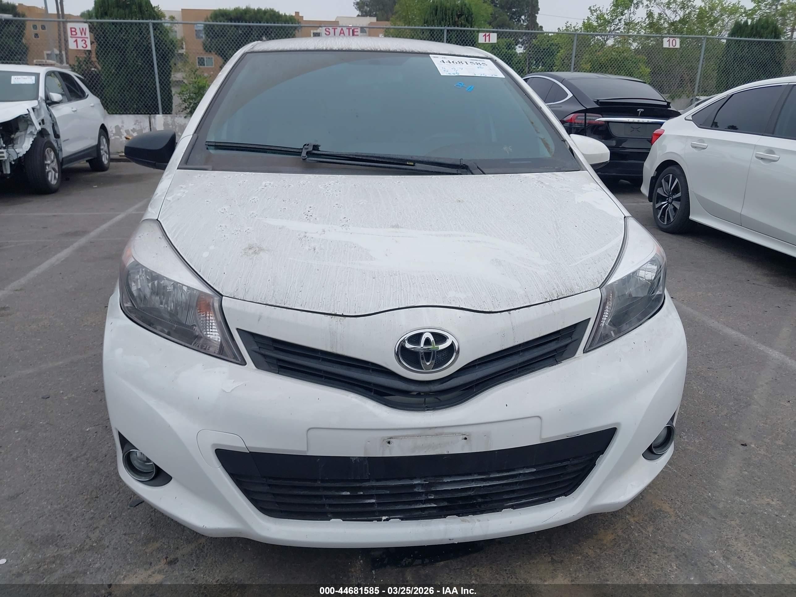 2013 Toyota Yaris Le White vin: JTDKTUD32DD544543