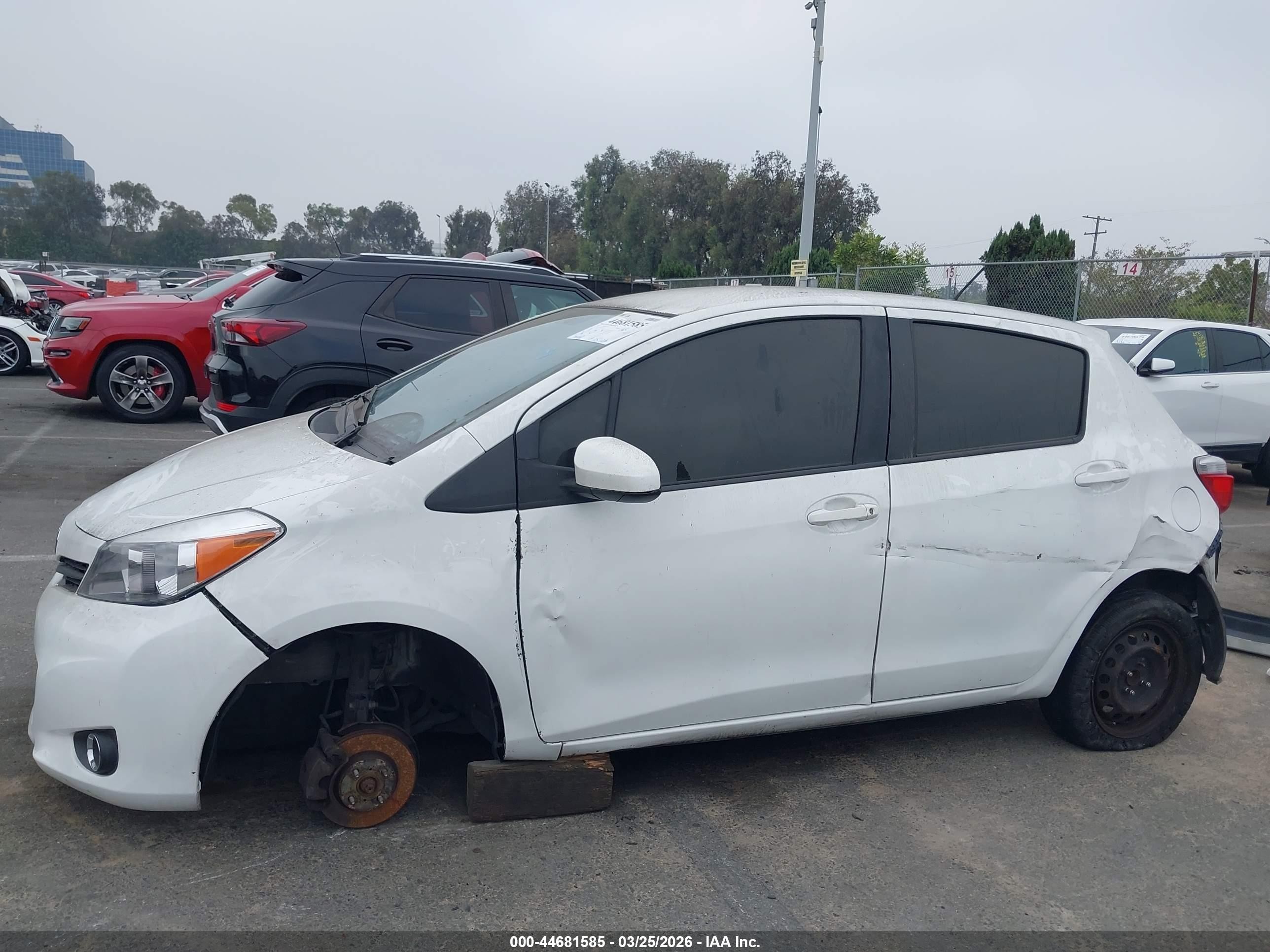 2013 Toyota Yaris Le White vin: JTDKTUD32DD544543