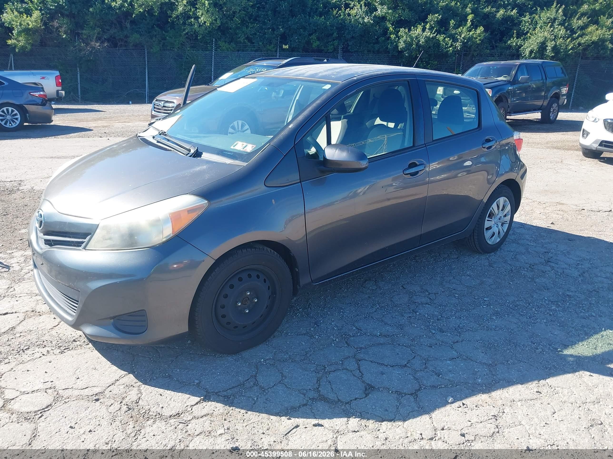 2013 Toyota Yaris Le Gray vin: JTDKTUD32DD553873