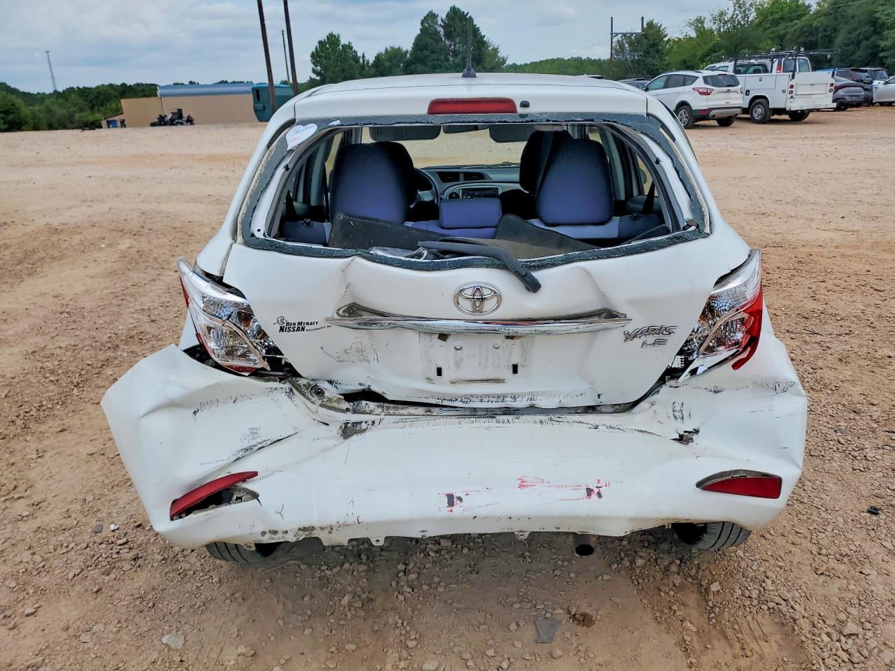 2013 Toyota Yaris 5-door Le White vin: JTDKTUD32DD558135