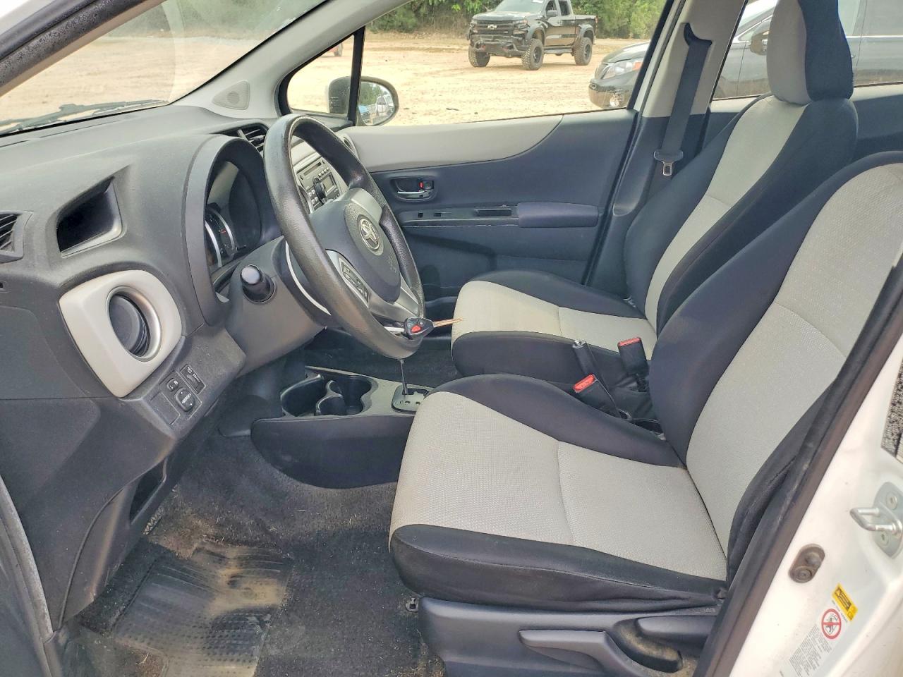2013 Toyota Yaris 5-door Le White vin: JTDKTUD32DD558135
