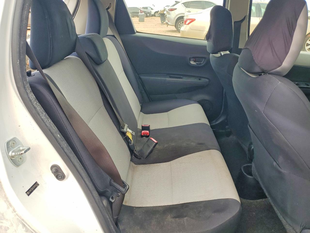 2013 Toyota Yaris 5-door Le White vin: JTDKTUD32DD558135