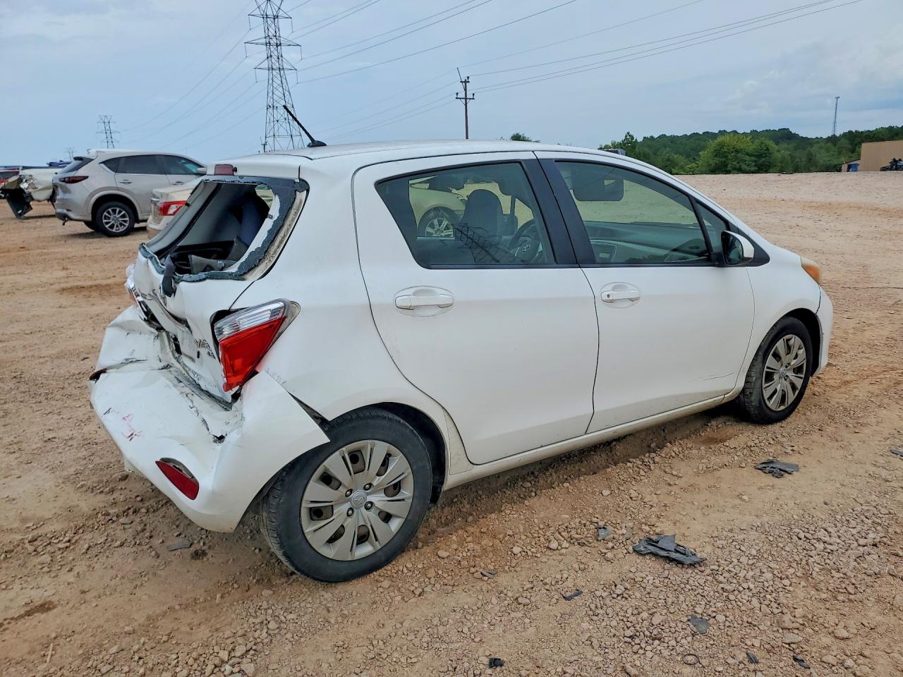 2013 Toyota Yaris 5-door Le White vin: JTDKTUD32DD558135