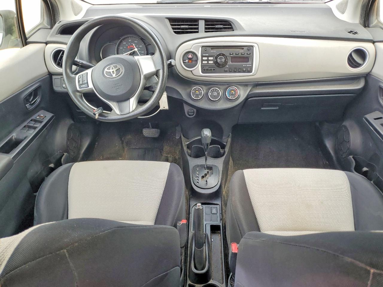 2013 Toyota Yaris 5-door Le White vin: JTDKTUD32DD558135