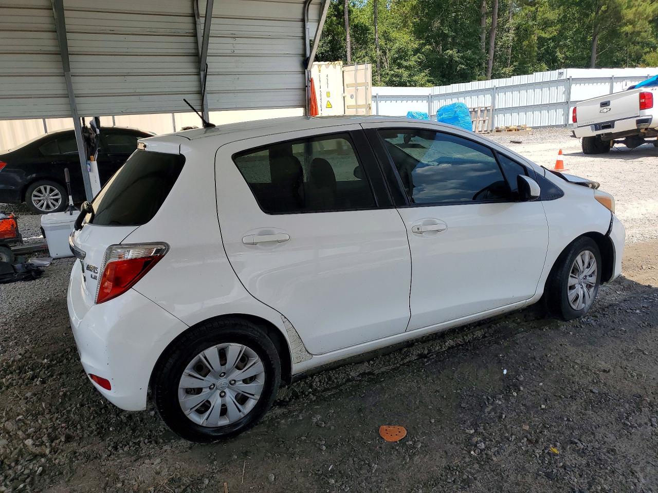 2013 Toyota Yaris 5-door Le White vin: JTDKTUD32DD566204