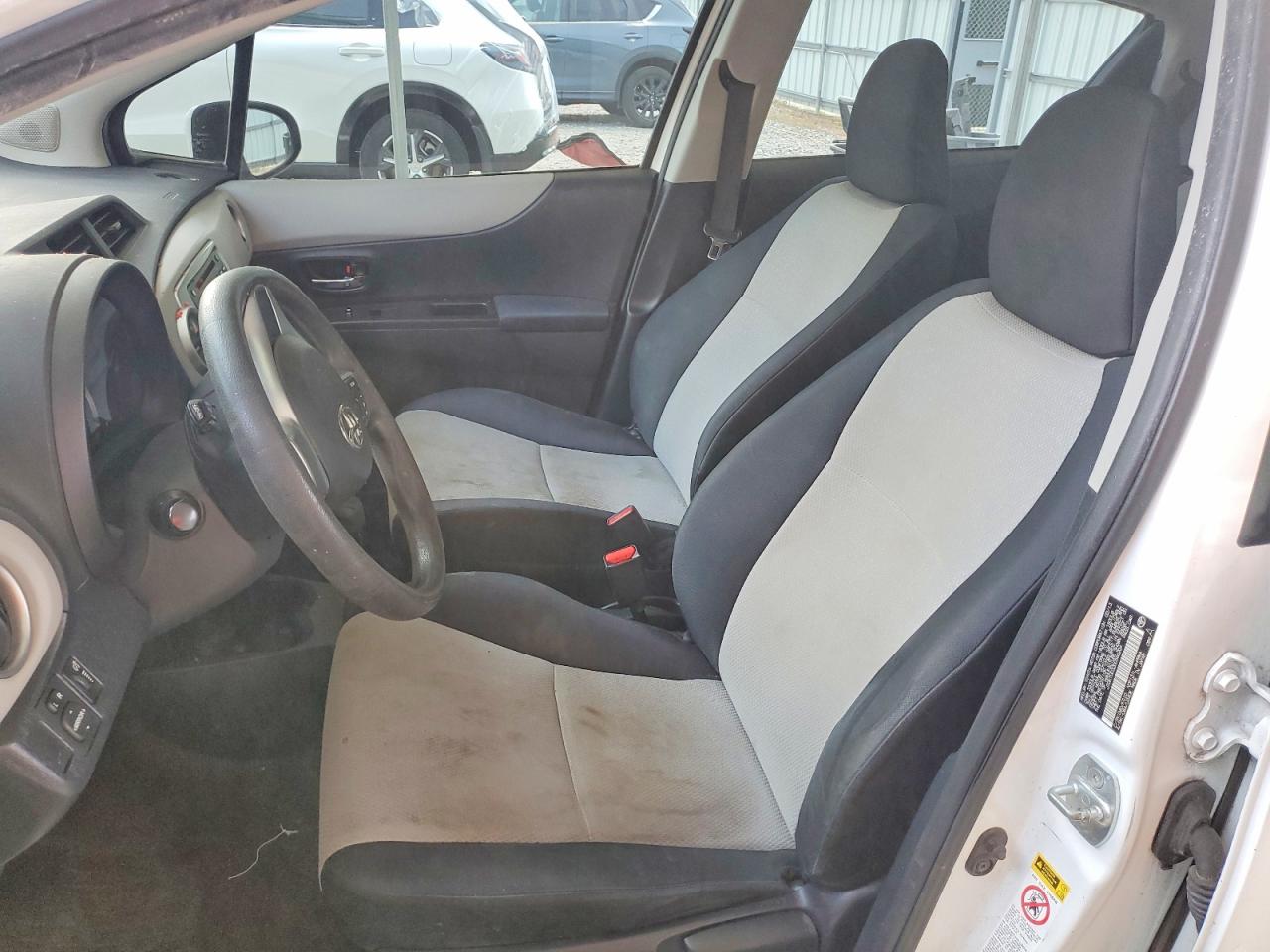 2013 Toyota Yaris 5-door Le White vin: JTDKTUD32DD566204