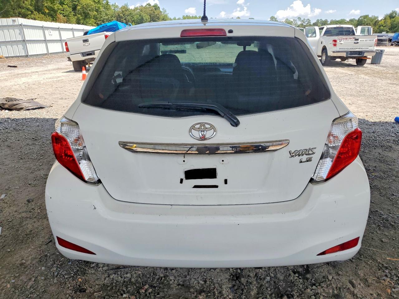2013 Toyota Yaris 5-door Le White vin: JTDKTUD32DD566204