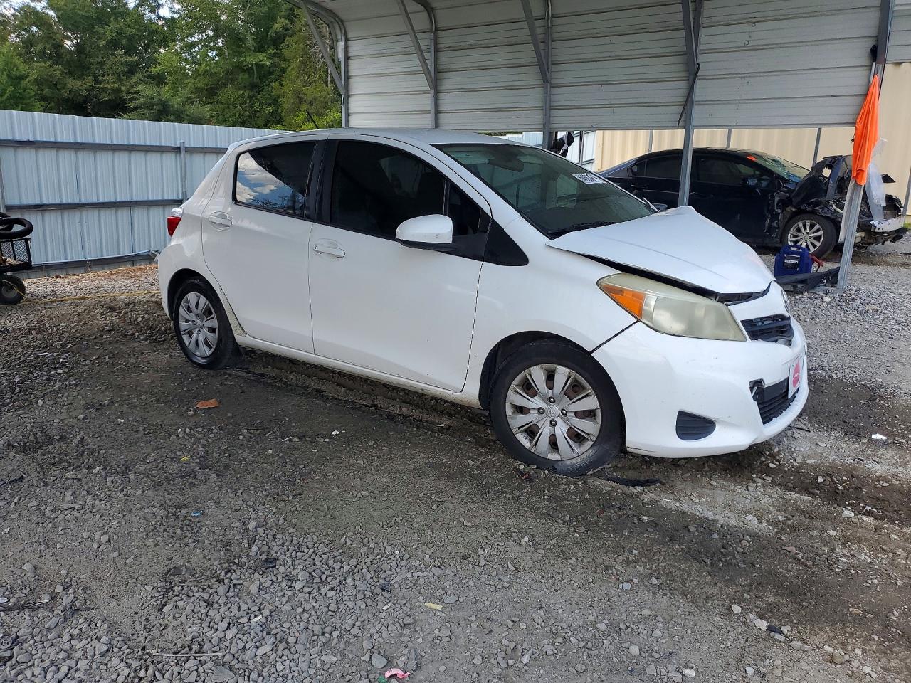 2013 Toyota Yaris 5-door Le White vin: JTDKTUD32DD566204