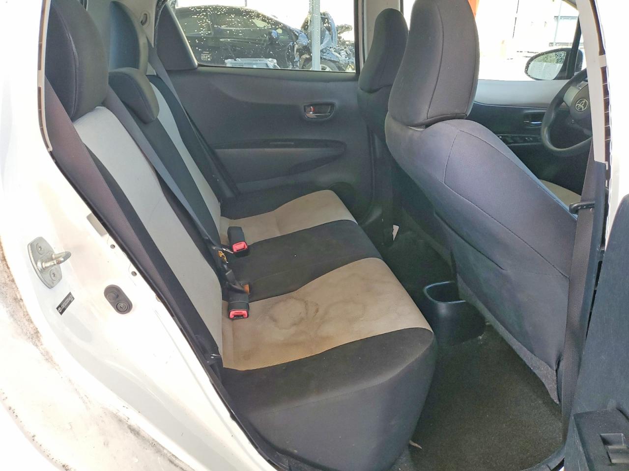 2013 Toyota Yaris 5-door Le White vin: JTDKTUD32DD566204