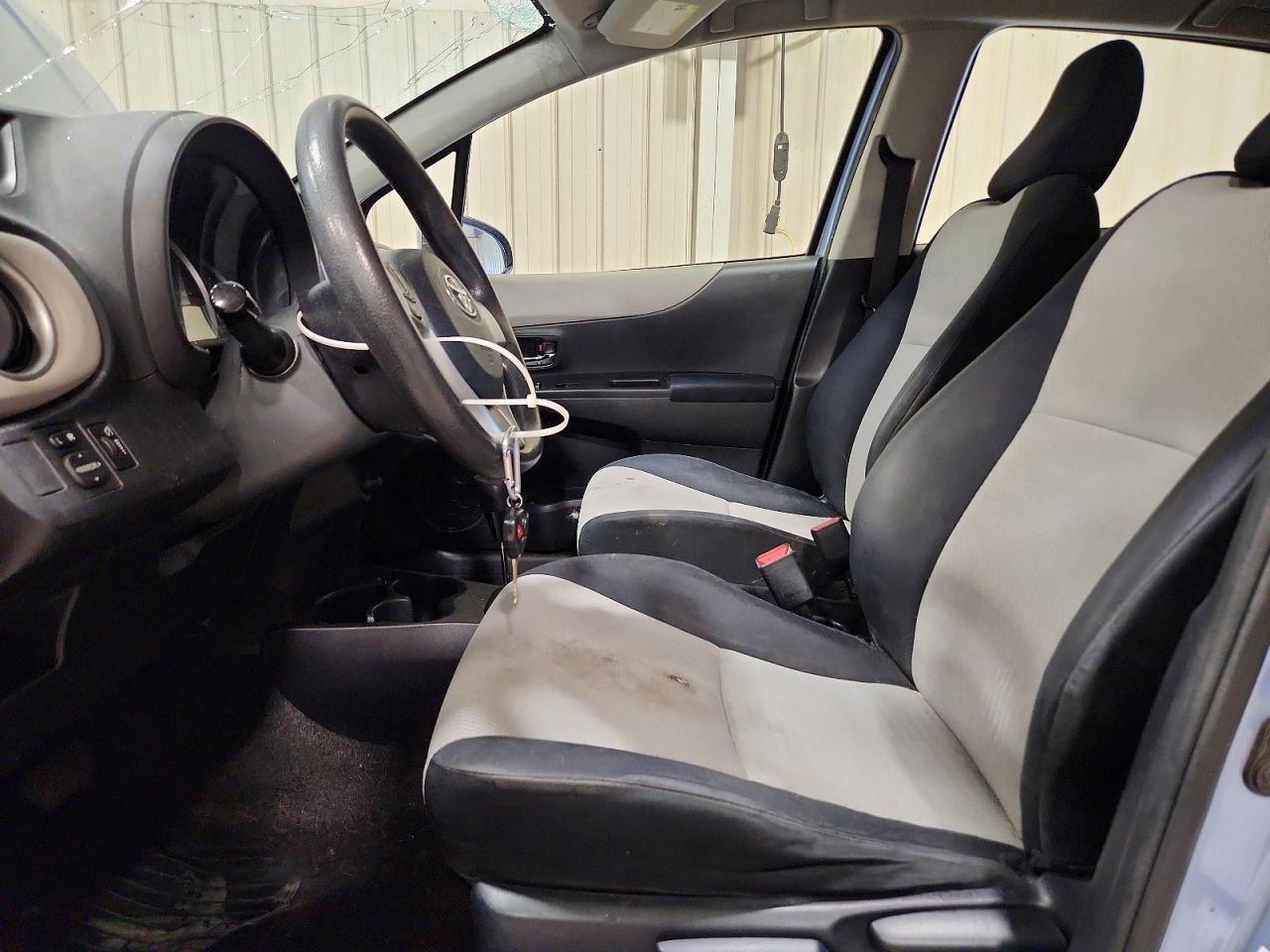 2013 Toyota Yaris 5-door Le Blue vin: JTDKTUD32DD567661