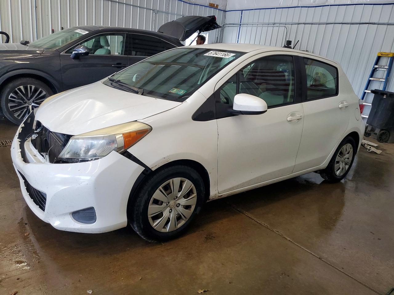 2014 Toyota Yaris 5-door Le White vin: JTDKTUD32ED579200