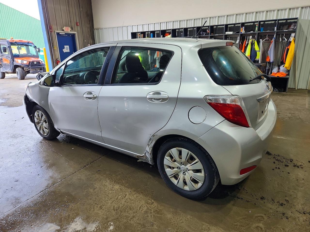 2012 Toyota Yaris 5-door Le Silver vin: JTDKTUD33CD510786