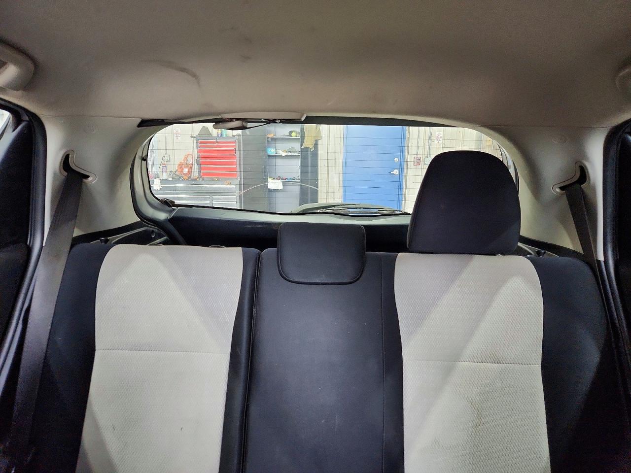 2012 Toyota Yaris 5-door Le Silver vin: JTDKTUD33CD510786