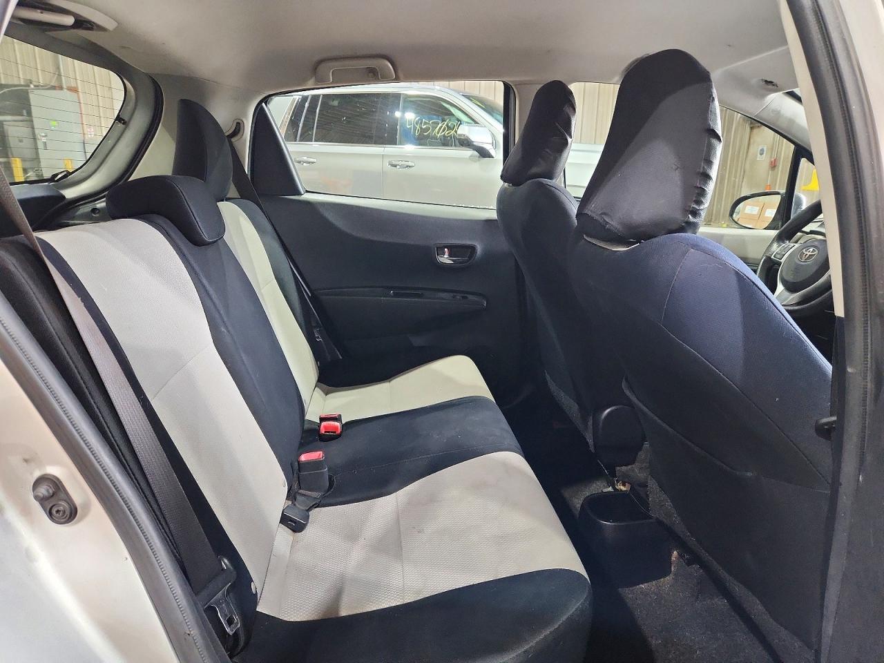 2012 Toyota Yaris 5-door Le Silver vin: JTDKTUD33CD510786