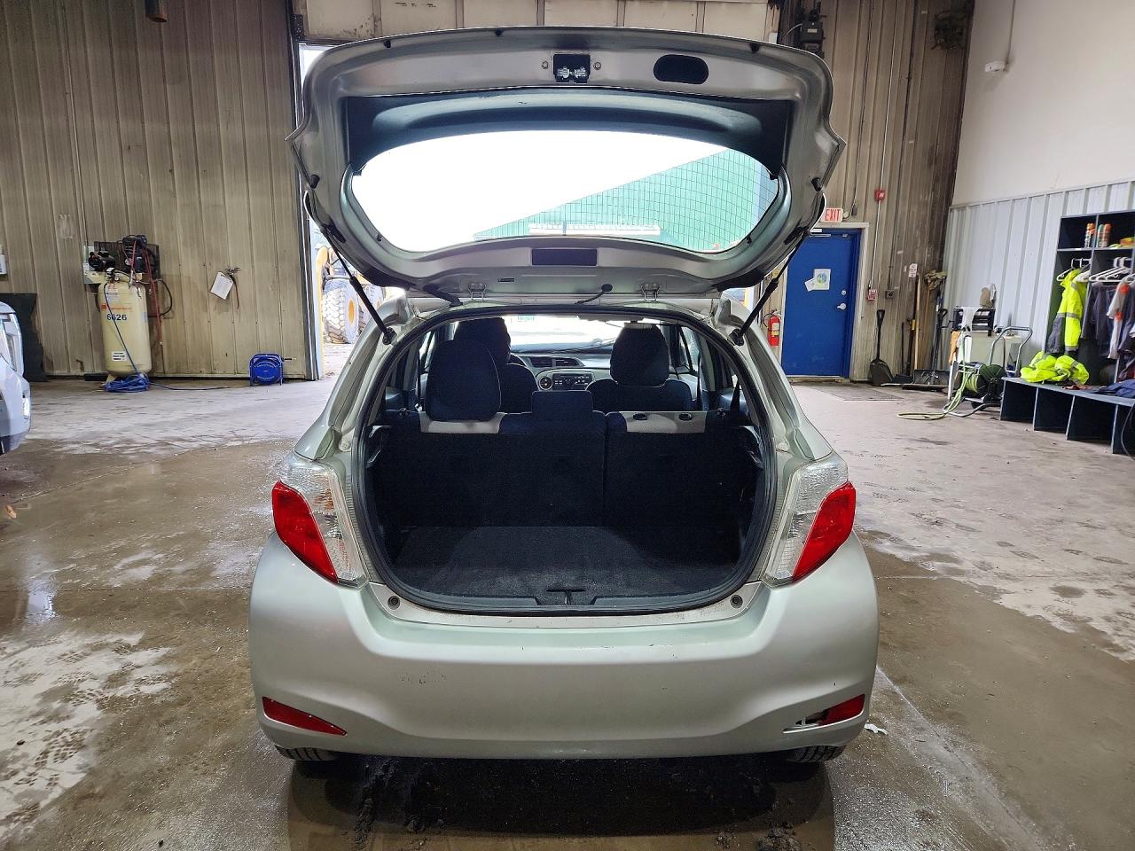 2012 Toyota Yaris 5-door Le Silver vin: JTDKTUD33CD510786