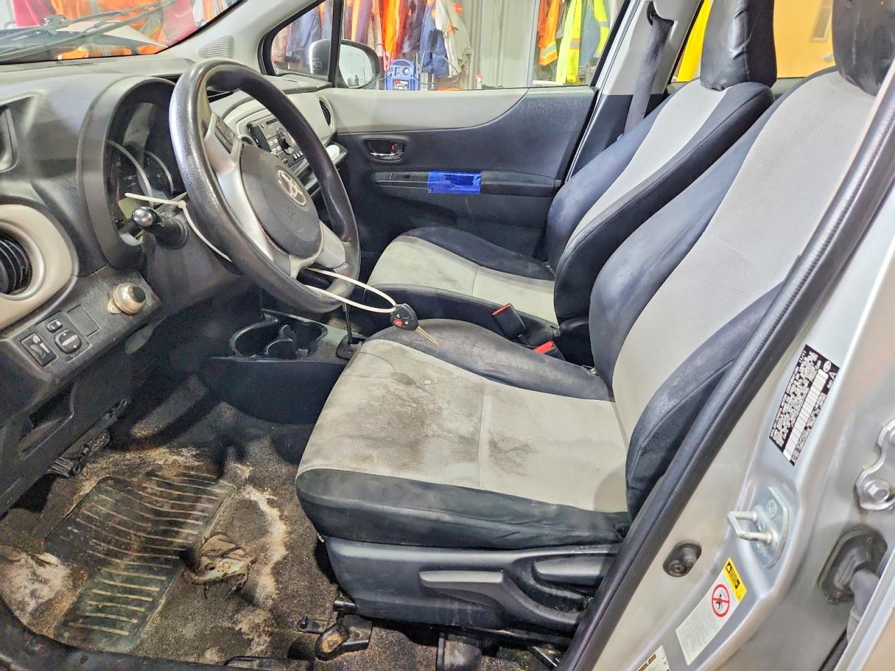 2012 Toyota Yaris 5-door Le Silver vin: JTDKTUD33CD510786