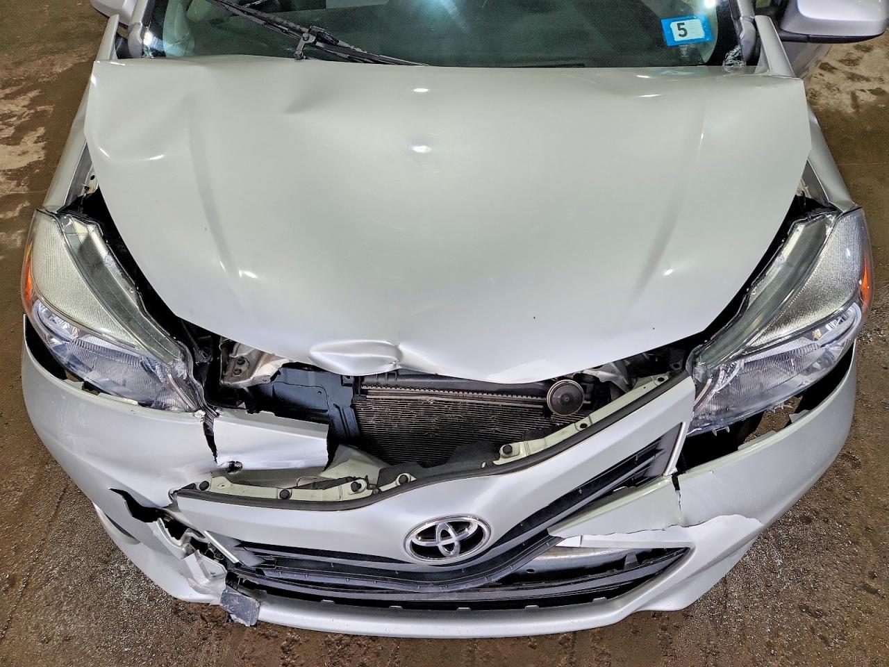 2012 Toyota Yaris 5-door Le Silver vin: JTDKTUD33CD510786