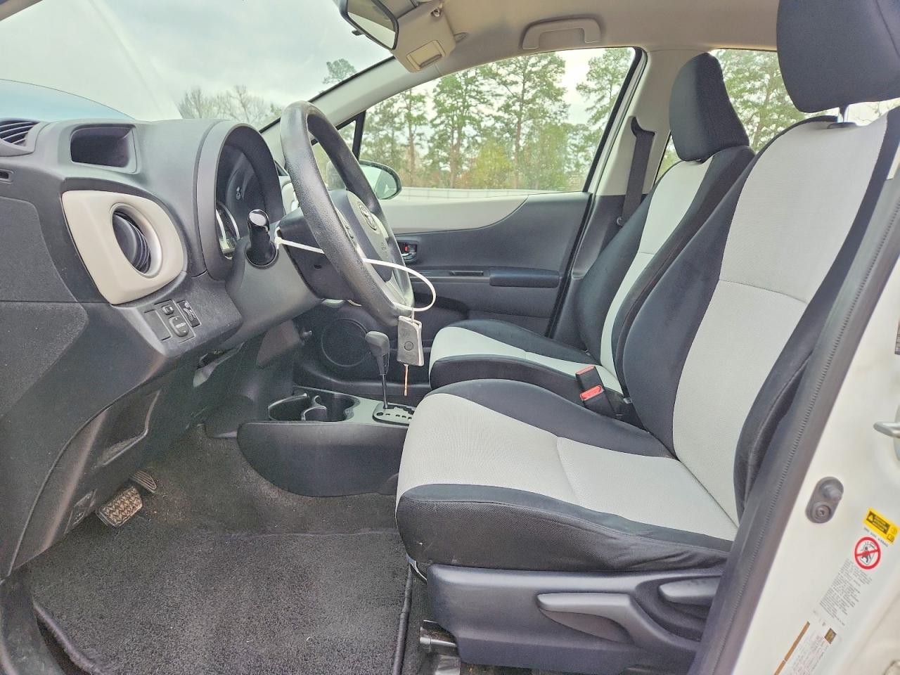 2012 Toyota Yaris White vin: JTDKTUD33CD536174