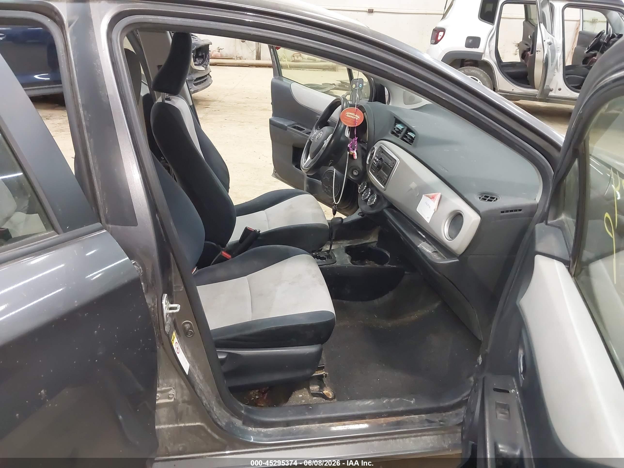 2013 Toyota Yaris Le Gray vin: JTDKTUD33DD565305