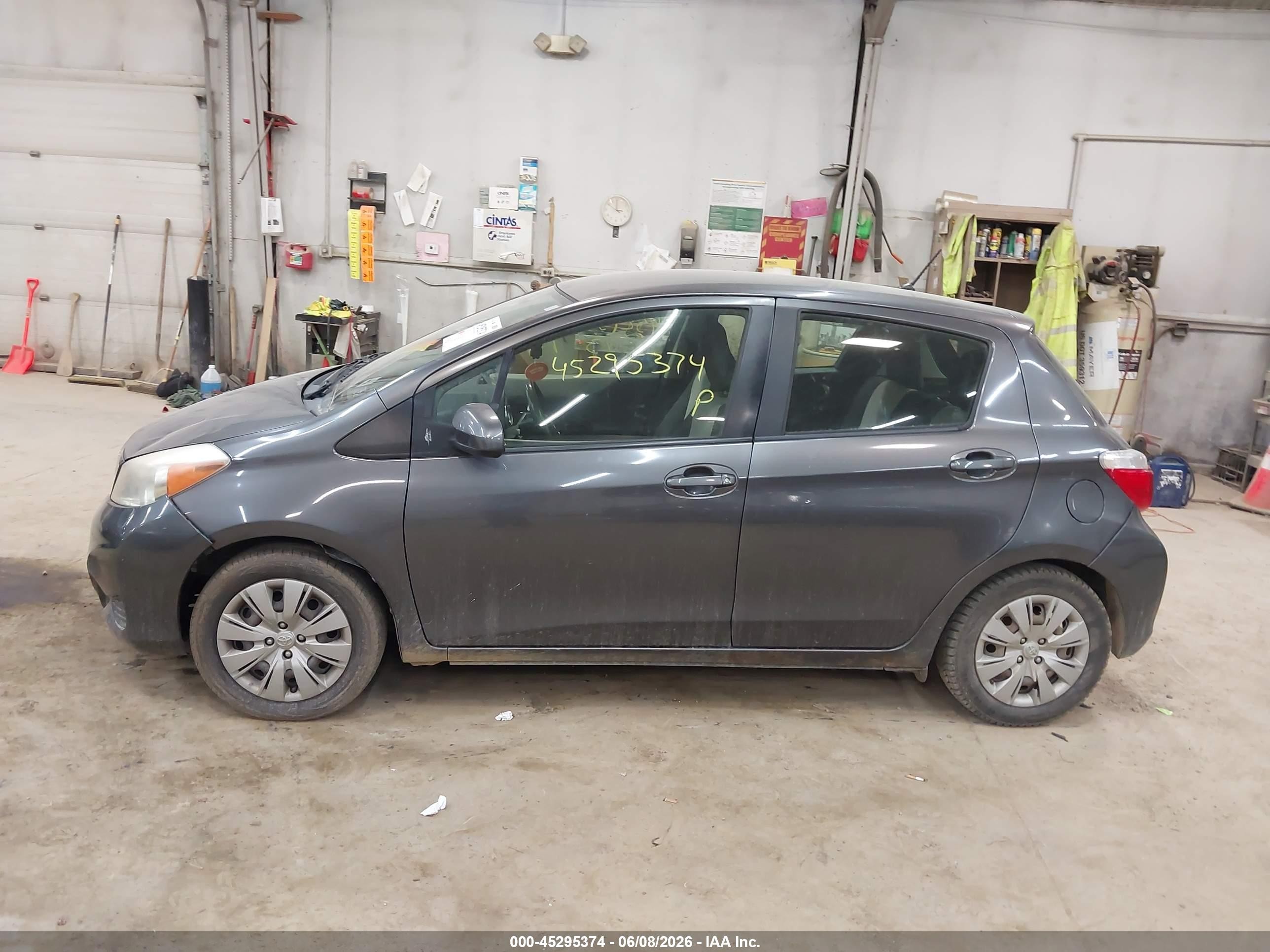 2013 Toyota Yaris Le Gray vin: JTDKTUD33DD565305