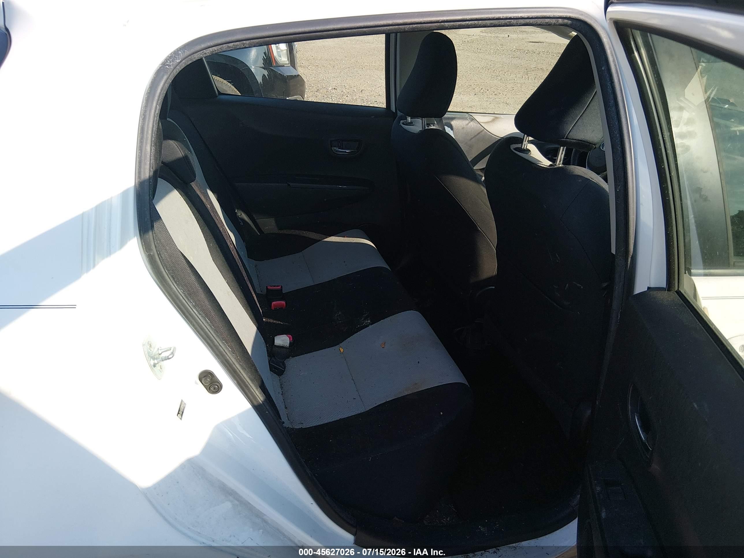 2013 Toyota Yaris Le White vin: JTDKTUD33DD565840