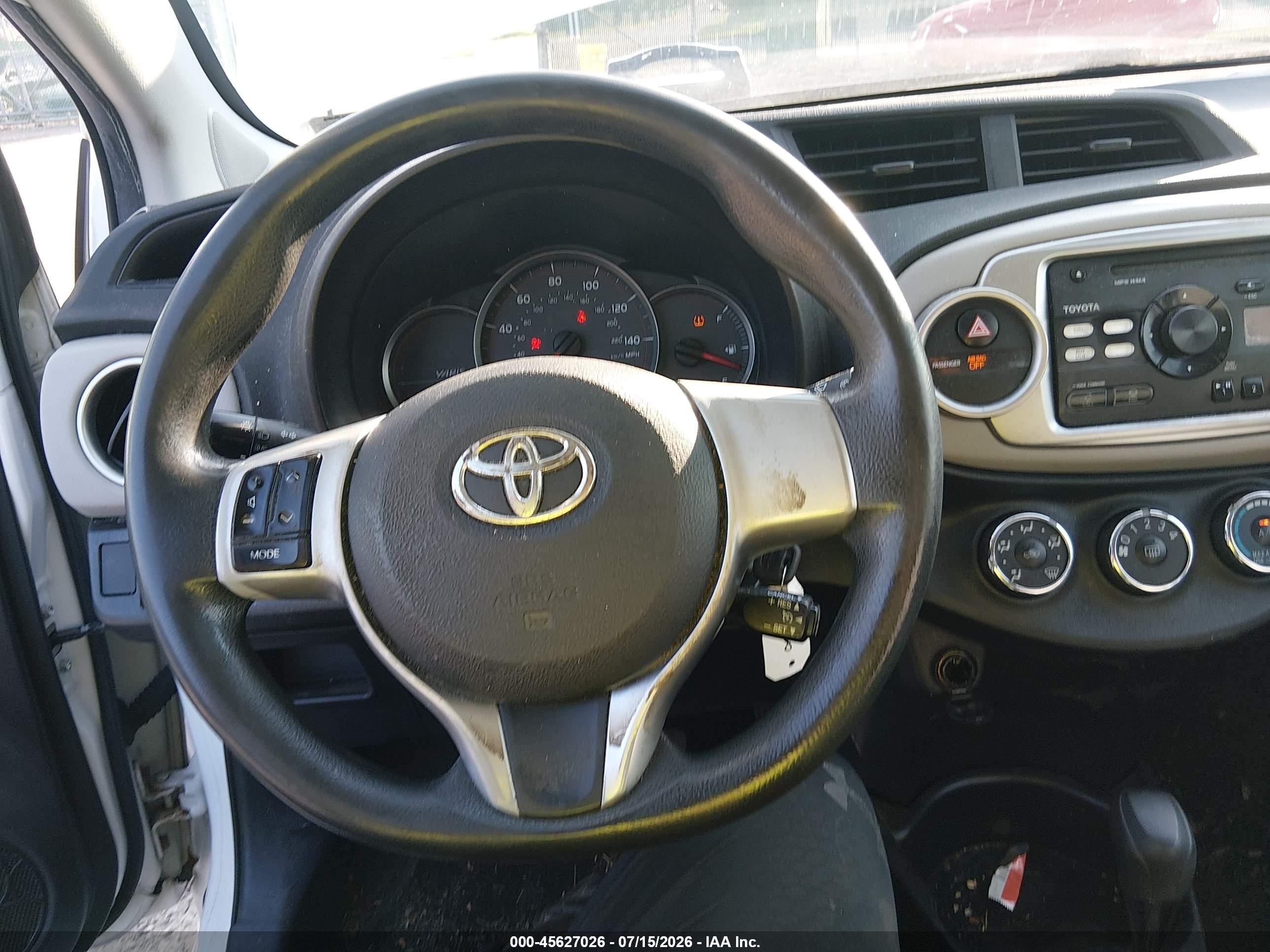 2013 Toyota Yaris Le White vin: JTDKTUD33DD565840