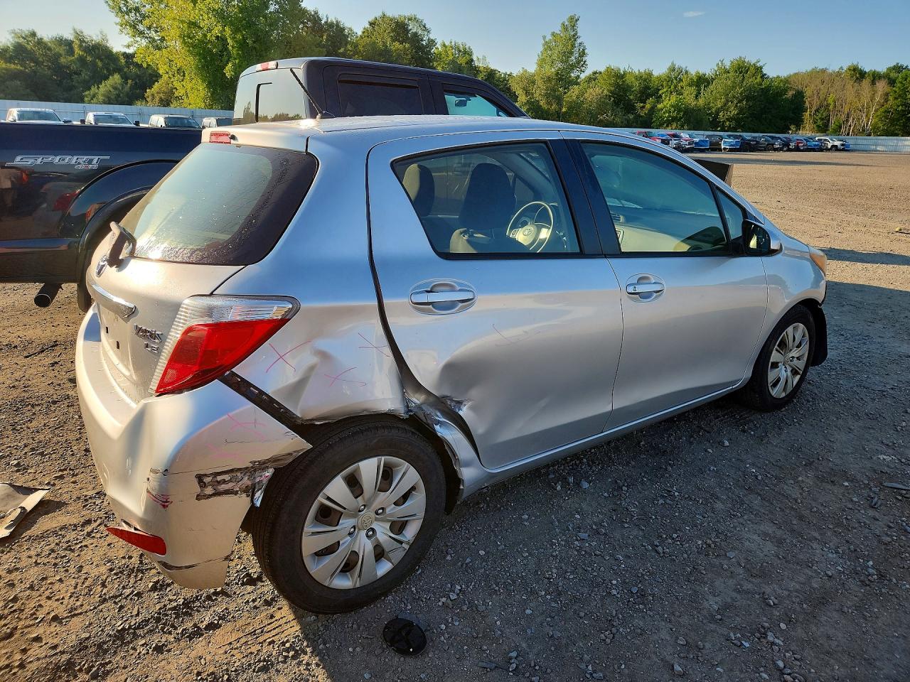 2014 Toyota Yaris 5-door Le Silver vin: JTDKTUD33ED575768