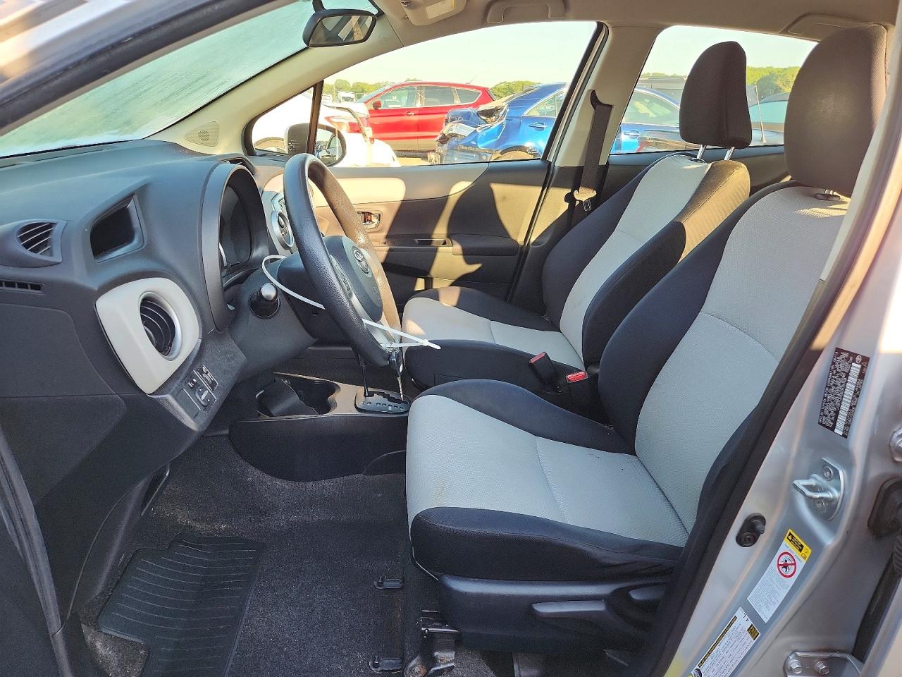 2014 Toyota Yaris 5-door Le Silver vin: JTDKTUD33ED575768