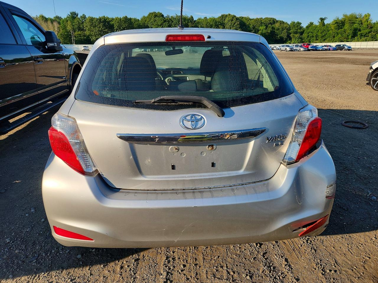 2014 Toyota Yaris 5-door Le Silver vin: JTDKTUD33ED575768