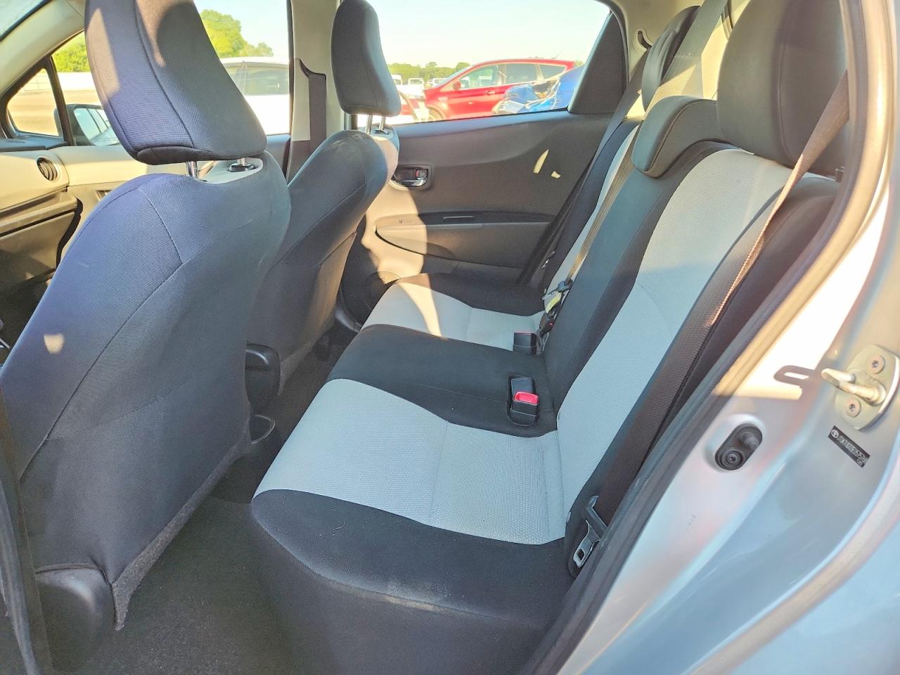 2014 Toyota Yaris 5-door Le Silver vin: JTDKTUD33ED575768