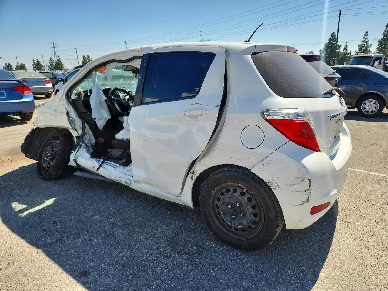 2012 Toyota Yaris 5-door Le White vin: JTDKTUD34CD516032