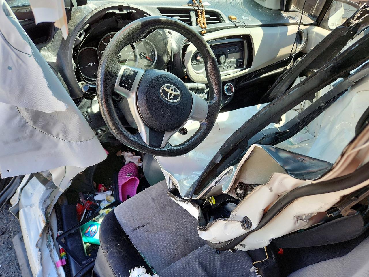 2012 Toyota Yaris 5-door Le White vin: JTDKTUD34CD516032