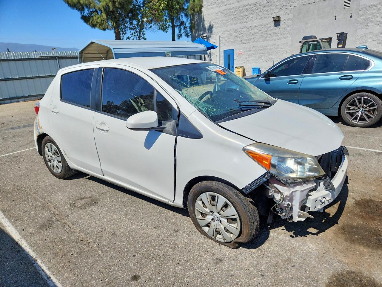2012 Toyota Yaris 5-door Le White vin: JTDKTUD34CD516032