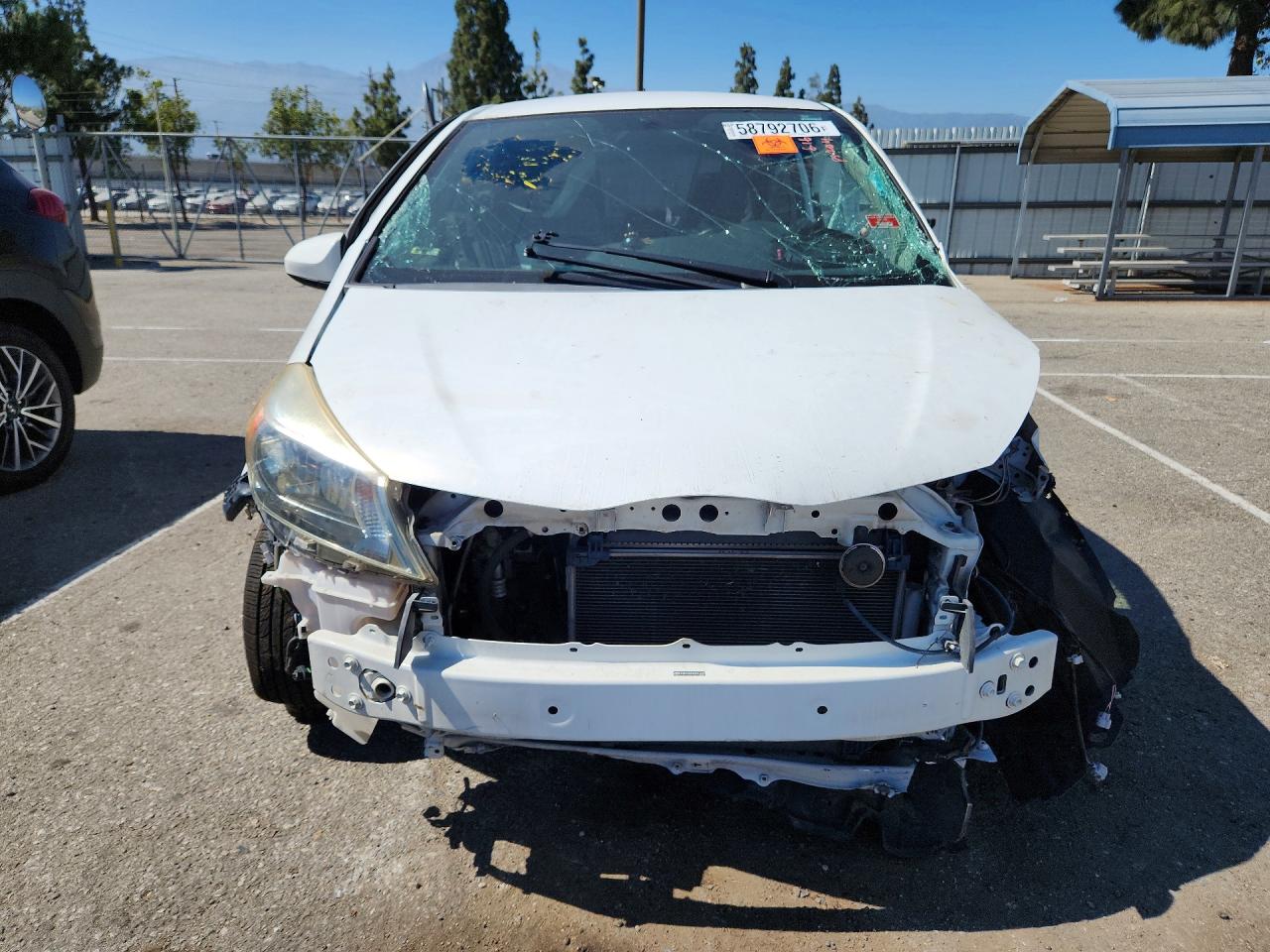 2012 Toyota Yaris 5-door Le White vin: JTDKTUD34CD516032